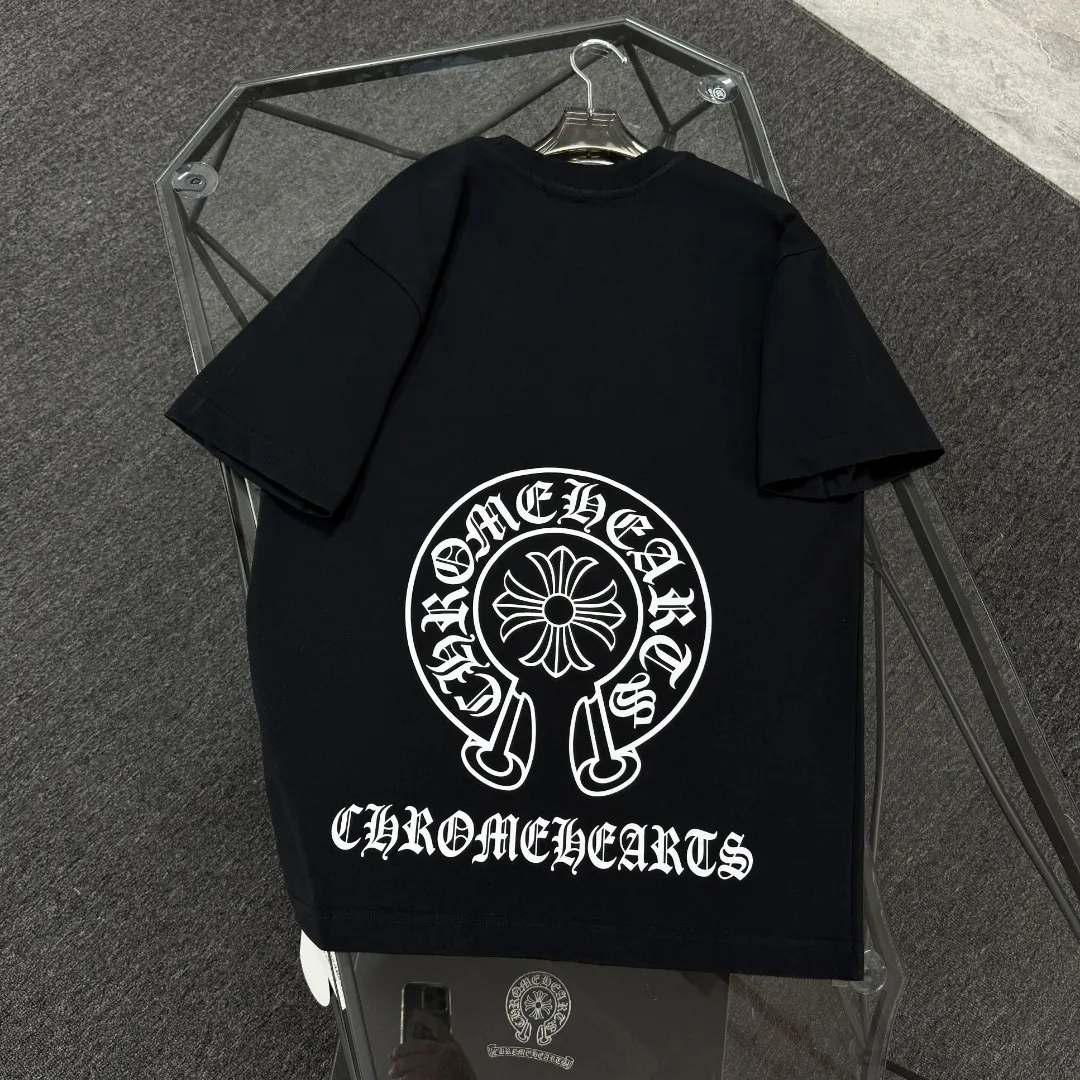 P170 Chrome Hearts Chrome Hearts 25 high version. The fabric is made of 300 grams of high-density pure cotton. It does not deform or shrink. It has three labels. It is the same style for men and women. Technology: suede foam printing. Color: white, black. SIZE: S-XL.